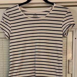 H & M classic black and white tee shirt  👚 XS.